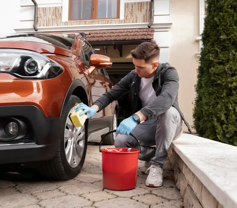 Lavage auto à domicile Saint-Jean-de-Valériscle : professionnel intervenant sur un véhicule